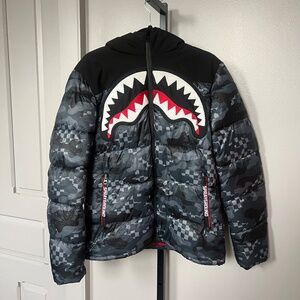 Sprayground Shark Camo Puffer Jacket Black/Gray Size Small – Backpack Straps